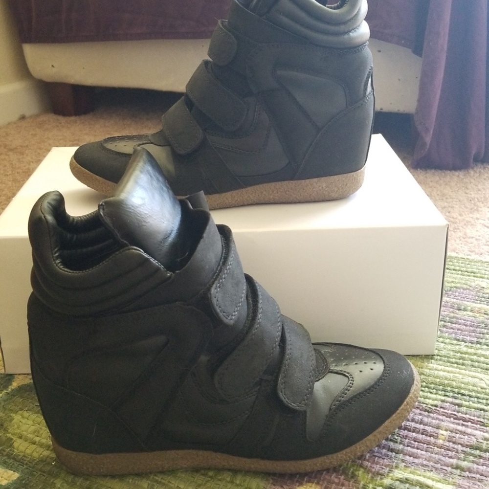 Hidden heal sneaker!